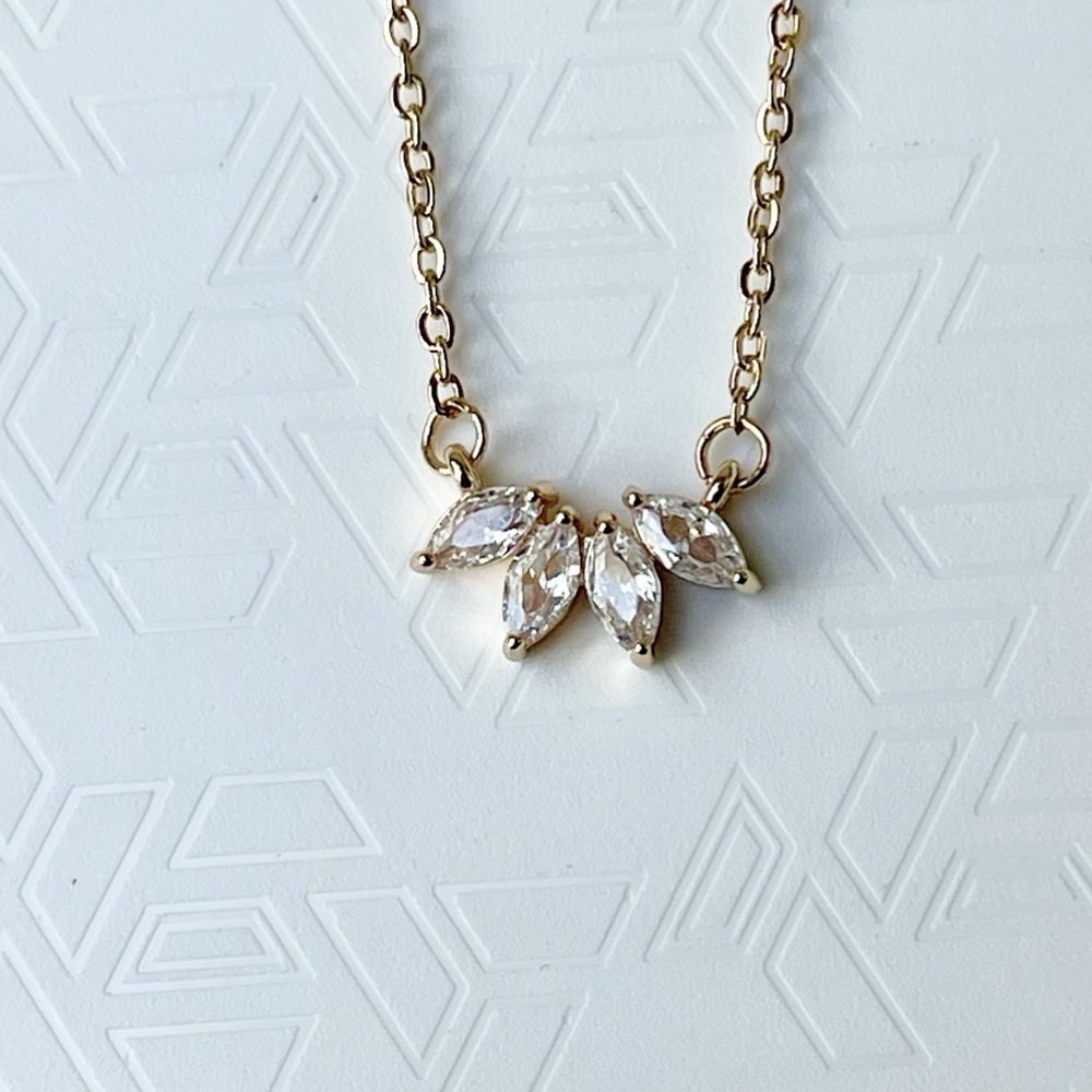 18K Gold Plated Zirconia Pendant Necklace new‎ in a black jewellery box. Gift